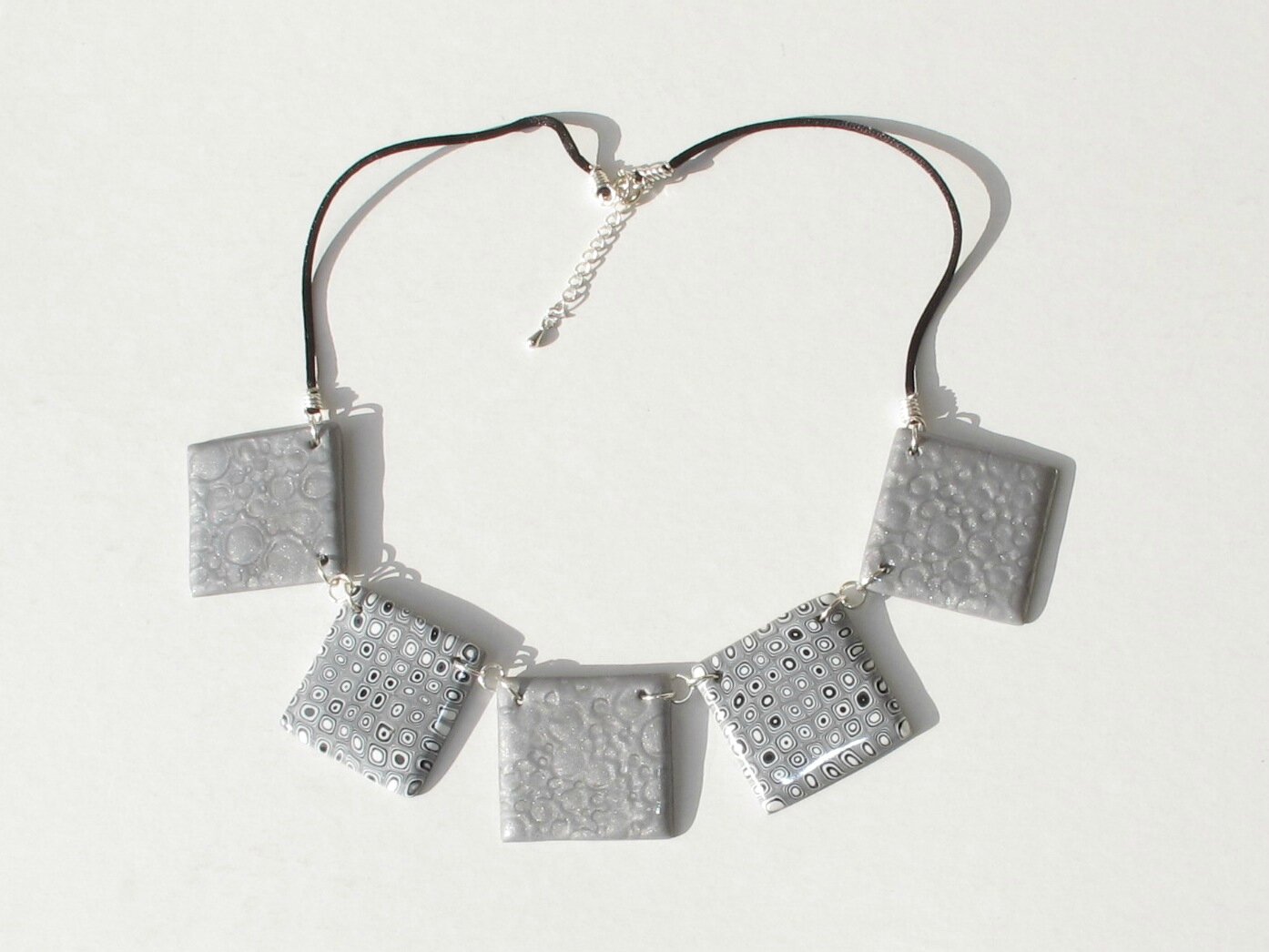 collier gris fimo carré mica shift clay gun fond blanc