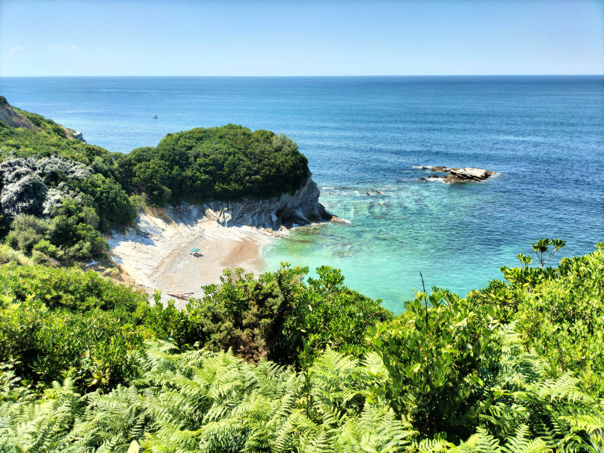 Saint-Jean-de-Luz, falaises d'Arxiloa, pile d'assiettes (64)