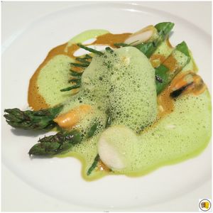 Grosses asperges vertes françaises, crème de moules, salicorne et ail des ours (1)