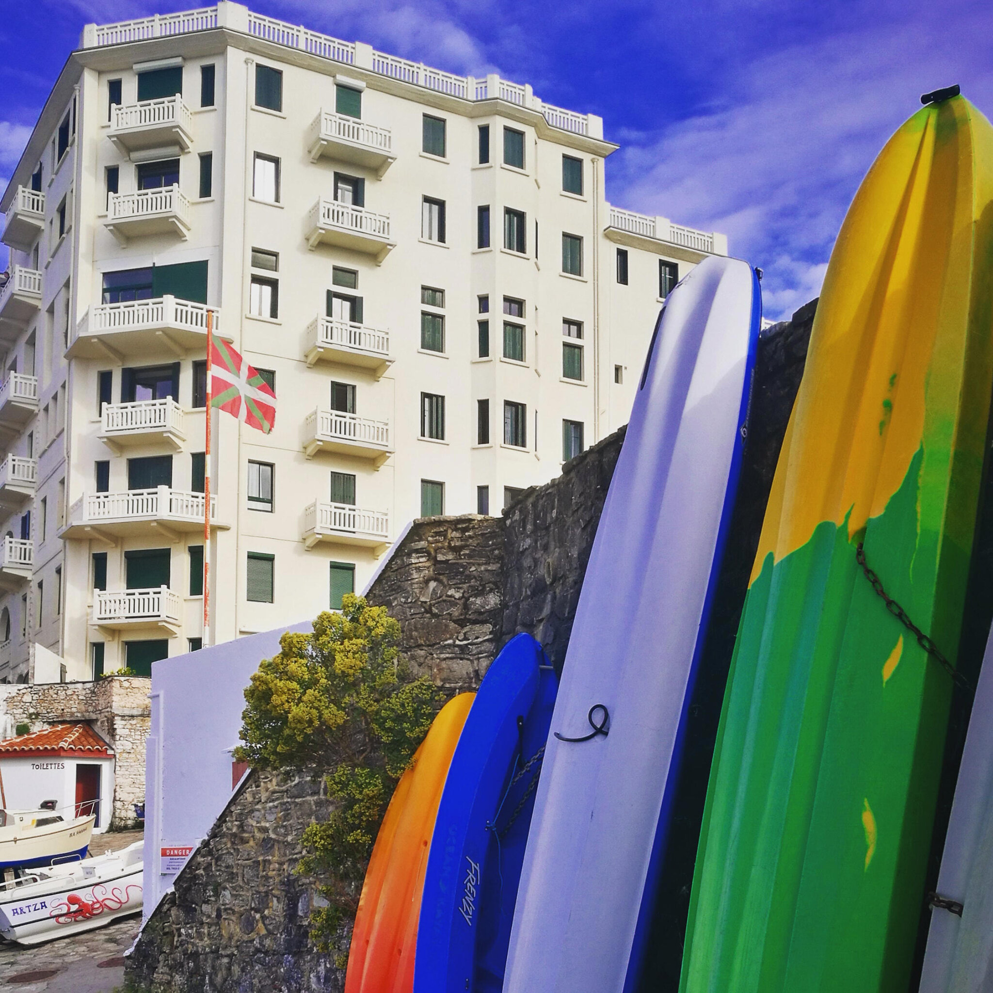 Guéthary, planches colorées, port et résidence Guetharia, insta (64)