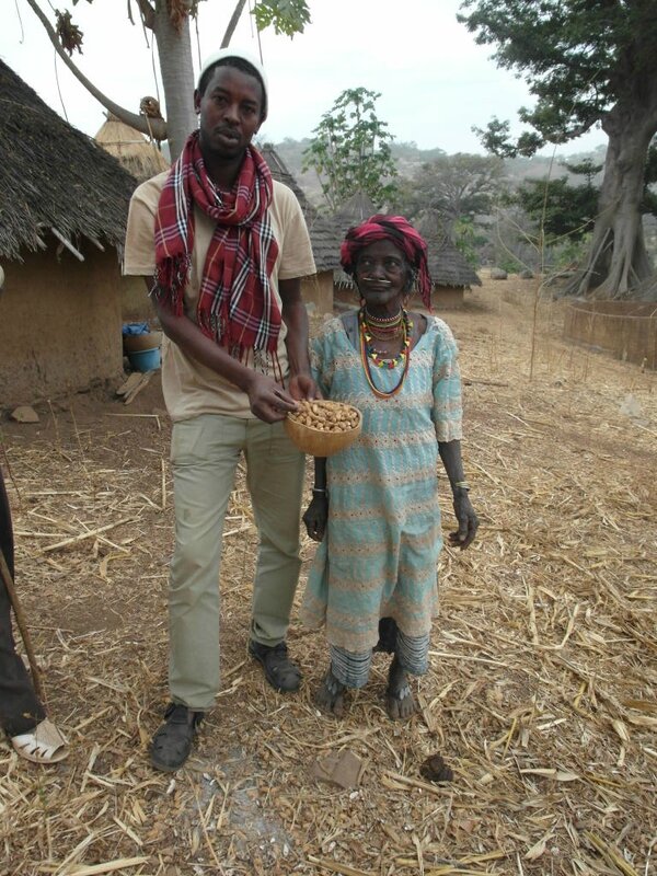 Babakar pose avec la doyenne du village 