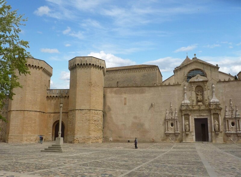 imposante fortification du monastère