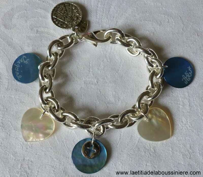 Bracelet chaîne plaqué argent ovale, médailles en nacre, coeur en nacre et mini charm croix en argent massif