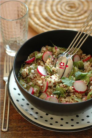 Salade croquante quinoa, radis, fève, feta & sauce coco_1