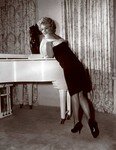 1958_Marilyn_BlackDress_01_Piano_00200_1_a