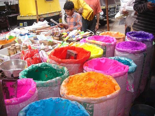 holi-colours-sold-in-the-market