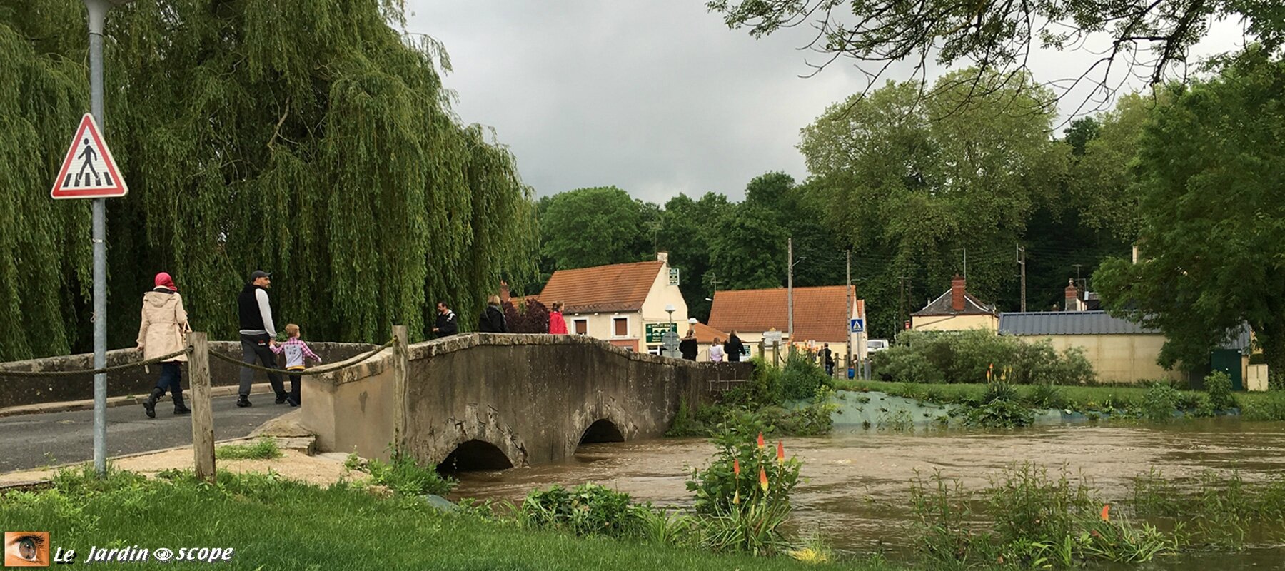 Malgré la décrue, le débit sous le pont est important !