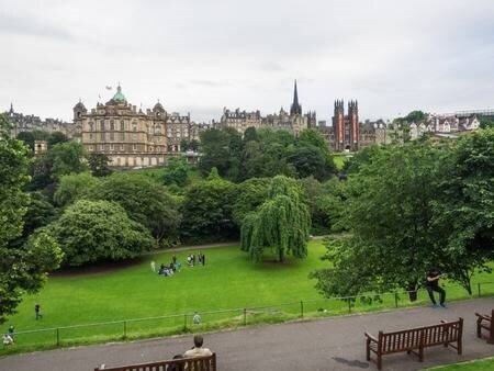 72822802-princes-street-gardens-is-a-public-park-in-the-centre-of-edinburgh-scotland-in-the-shadow-of-edinbur