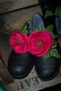 chaussures_jardin_noires_et_fleur_rose