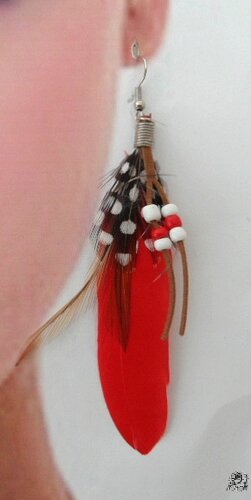 Boucles d'Oreilles Plumes Style Cheyenne Rouges Avec Perles