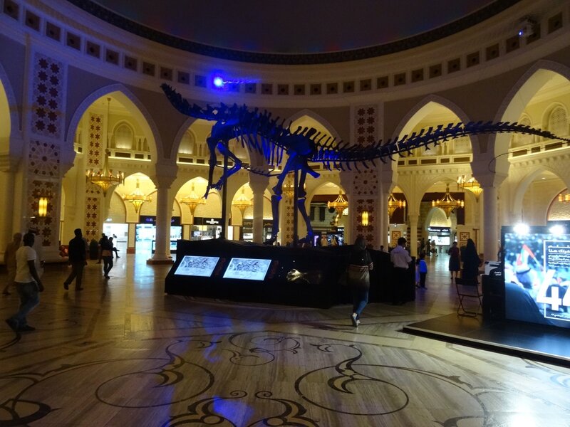 Un squelette de dinausaure sous une rotonde du Dubai Mall
