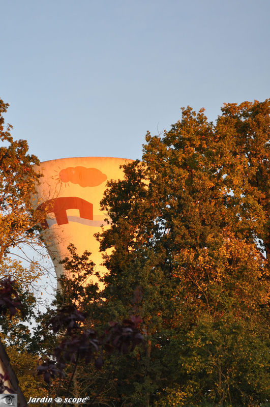 Le château d'eau aux armes de Boigny en automne