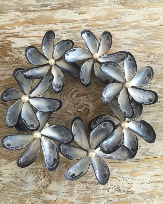diy_wreath_mussel_flowers