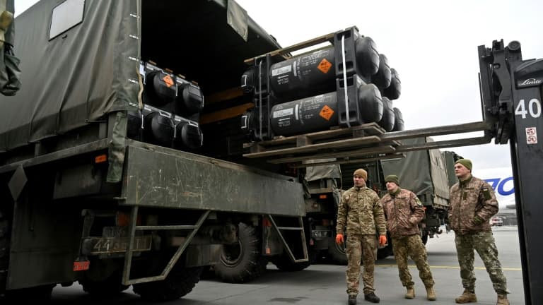 Des-soldats-ukrainiens-chargent-sur-un-camion-des-missiles-FGM-148-Javelin-anti-tanks-livres-par-avion-par-les-Etats-Unis-a-l-aeroport-Boryspil-de-K