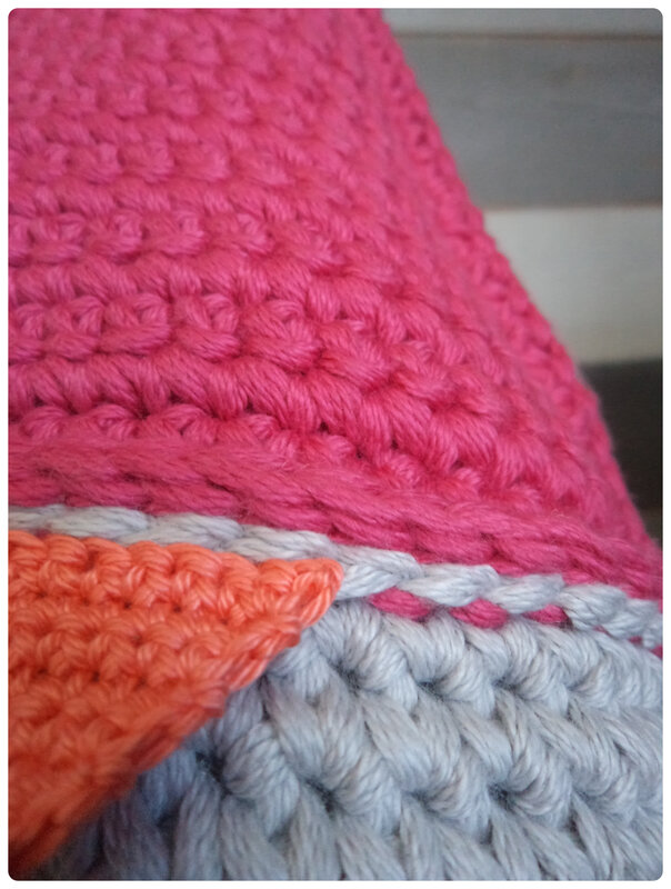 Coussin au crochet Happy Village Cam&Drey bricolent