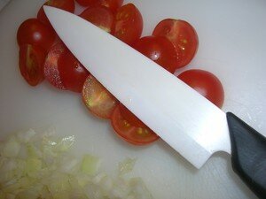 Atelier_des_chefs_couteau_c_ramique_sur_tomates