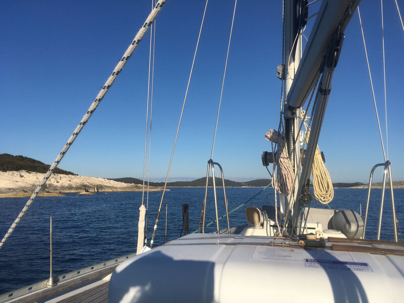 La pointe Beli Art à gauche, Otok Zabodaski à droite