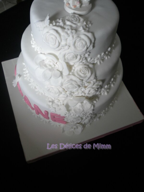Un gâteau de communion tout blanc en pâte à sucre 5 - Copie