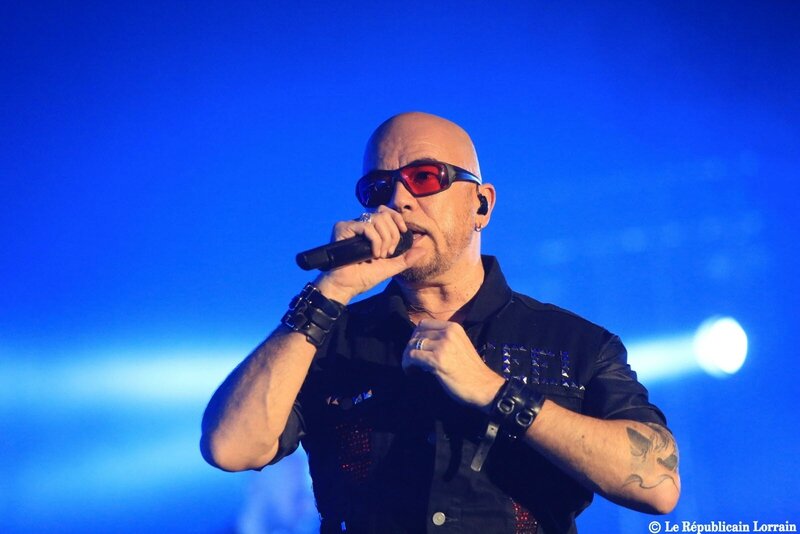 pascal-obispo-a-enflamme-le-galaxie-d-amneville-hier-soir-pour-le-plus-grand-plaisir-de-ses-fans-venus-en-nombre-photo-gilles-wirtz (4)