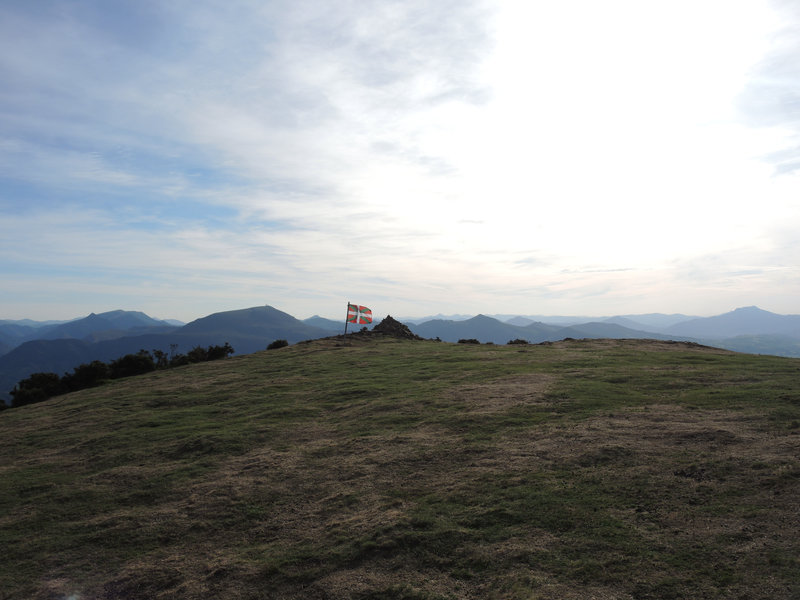 Mont Ursuya, sommet au loin