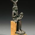 Statuette votive d'Isis représentant la déesse assise allaitant Horus. <b>Art</b> <b>Egyptien</b>, Basse Epoque 