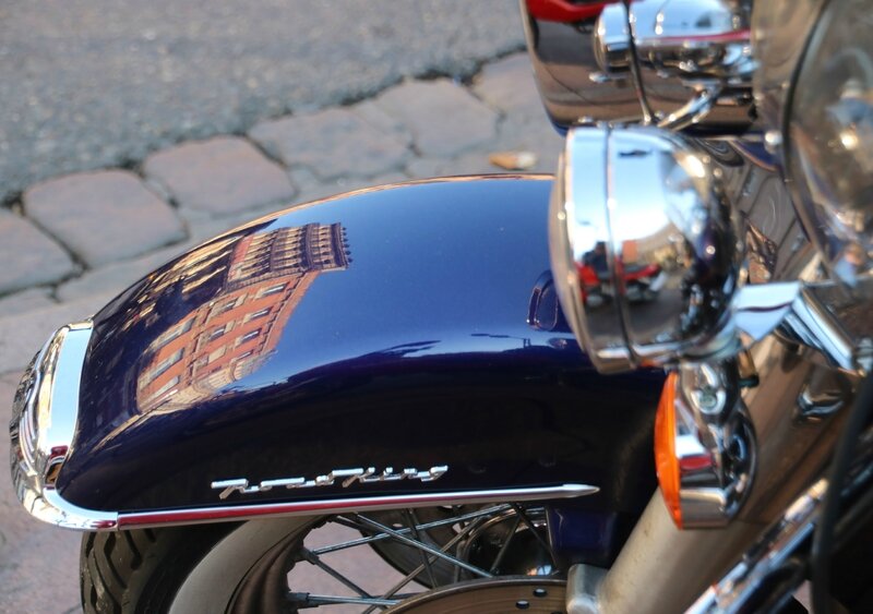 Reflet sur le garde boue d'une Harley Davidson