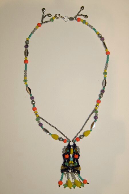 Collier macramé fluo DESSUS