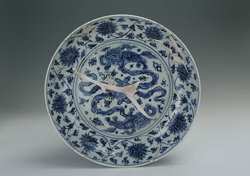 Blue-and-white plate with the design of double lions playing ball, Chenghua period (1465-1487)