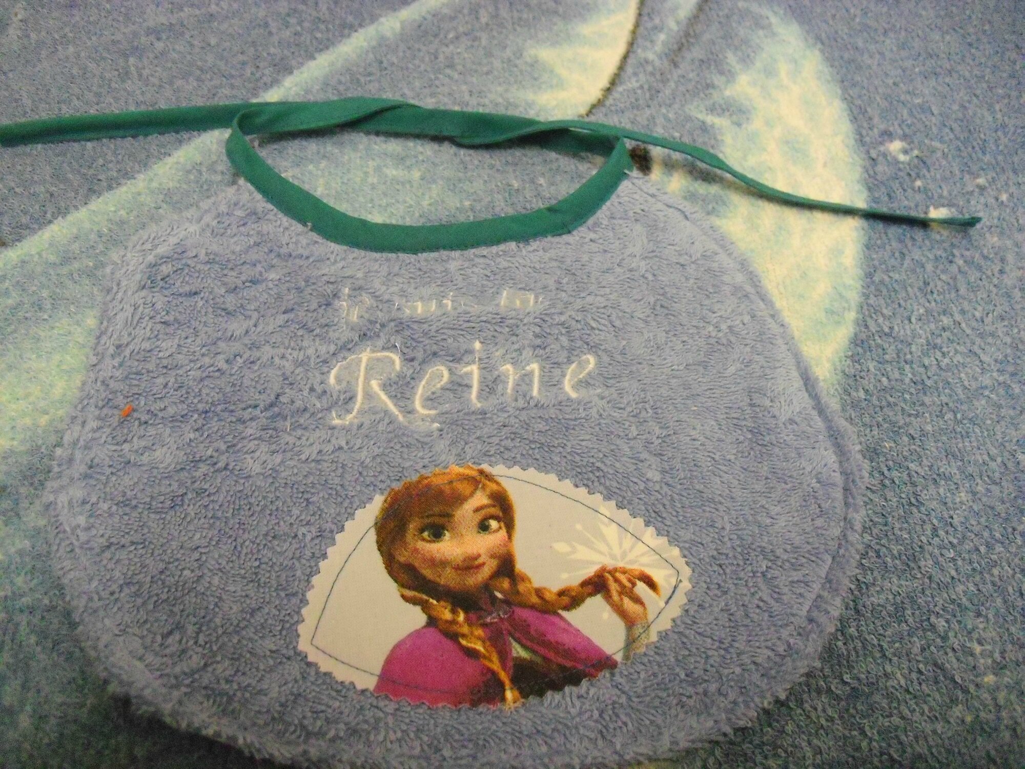 bavoir reine des neiges + attache tétine mes créations
