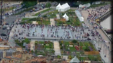 quais_bordeaux_vus_den_haut_L_0yCEVn