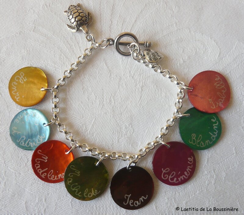 Bracelet sur chaîne métal ronde composé de 8 médailles en nacre gravées