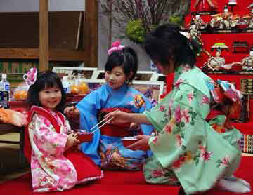 mother-and-daughters-hinamatsuri-festival-360