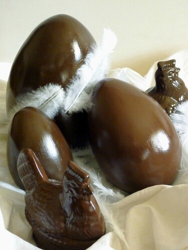 faux oeufs et poules en chocolat