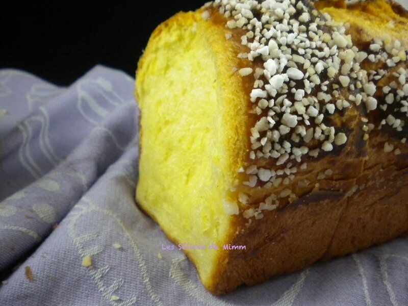 Brioche moelleuse au sucre à la mie bien filante 5