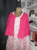 Robe HENRIETTE en coton imprimé toile de jouy rose sur fond écru (1)