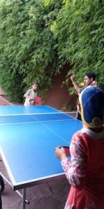 Farid arbitre le match de ping-pong