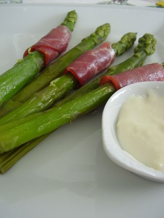 Asperges_vertes_et_sa_sauce_aux_Vache_qui_rit