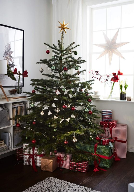 ikea_vinter2022_xmas_tree_gifts