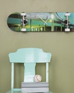 clock-made-from-skateboard-for-teen-room-recycle-art-repurpose-home-project-interesting-furniture