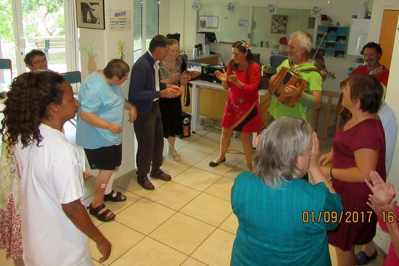 Résidents, soignants chantent et dansent autour du groupe FOLK DANS LA CUISINE