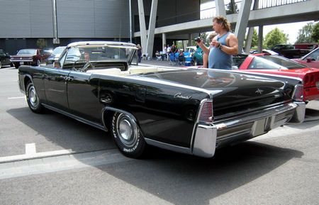 Lincoln_continental_convertible_02