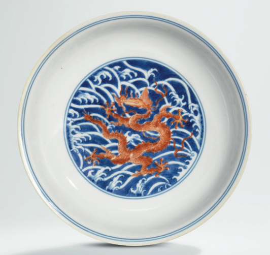 An iron-red and underglaze-blue decorated 'Dragon' dish, Qianlong six-character seal mark in underglaze blue and of the period (1736-1795)