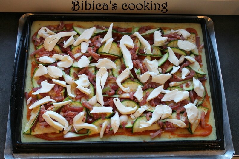 Comme une pizza à la semoule de blé, légumes et bacon préparation 3