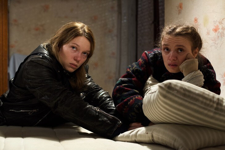 Lea-Seydoux-gauche-Sara-Forestier-incarnent-Claude-Marie-jeunes-femmes-desocialisees-alcooliques-assassinent-voisineun-butin-derisoire_0_729_486