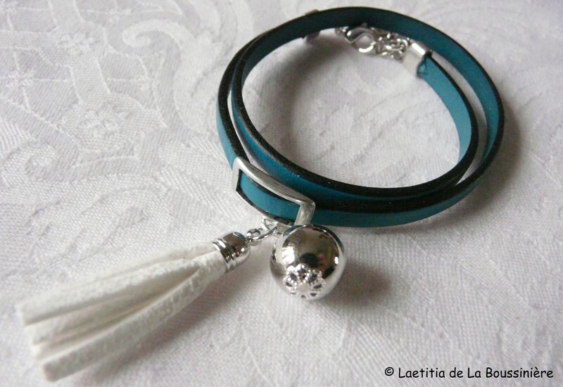 Bracelet Pompon turquoise (pompon blanc) - cuir lisse