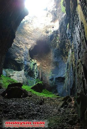 gomantong-cave-sandakan-simud-hitam-inside