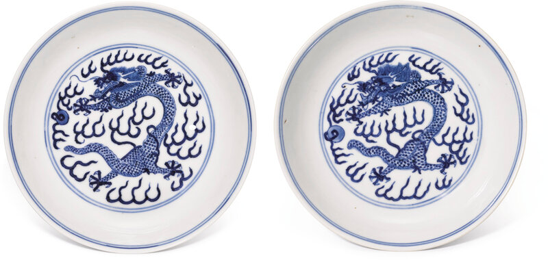 A pair of blue and white 'Dragon' dishes, marks and period of Guangxu (1875-1908)