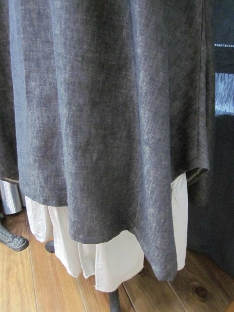 Robe EUPHRASIE en lin noir à trame beige - découpes carrées au bas, 2 poches dans les coutures de côté (4)