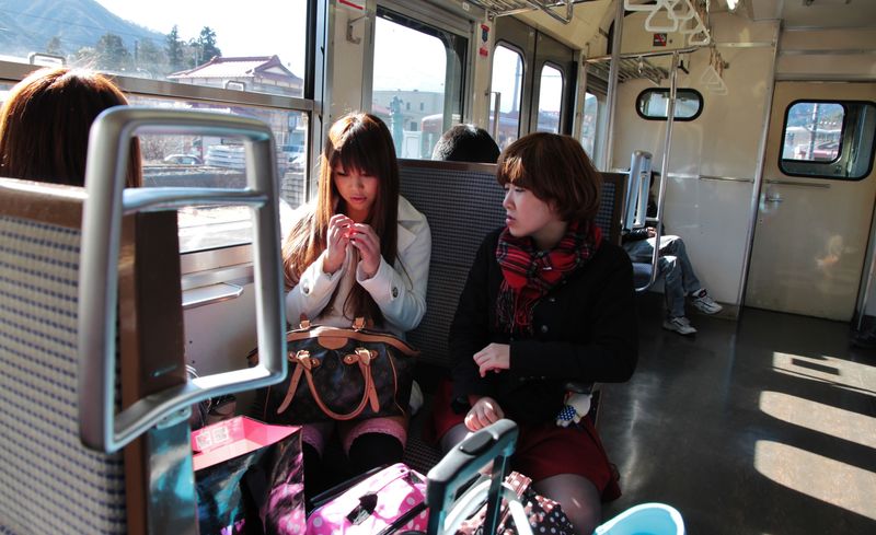 3 Girls in a densha (JR 115)