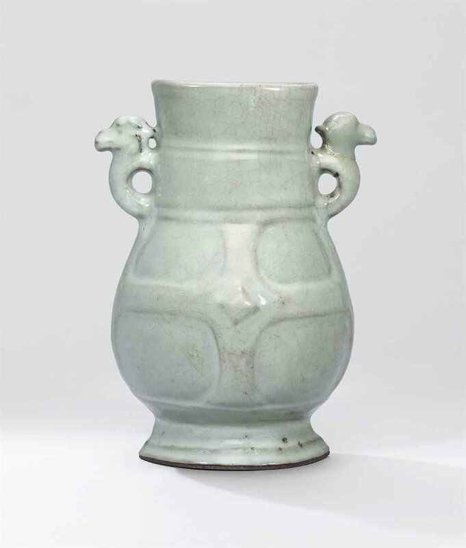 A guan-type archaistic vase, hu, Qing dynasty (1644-1911)